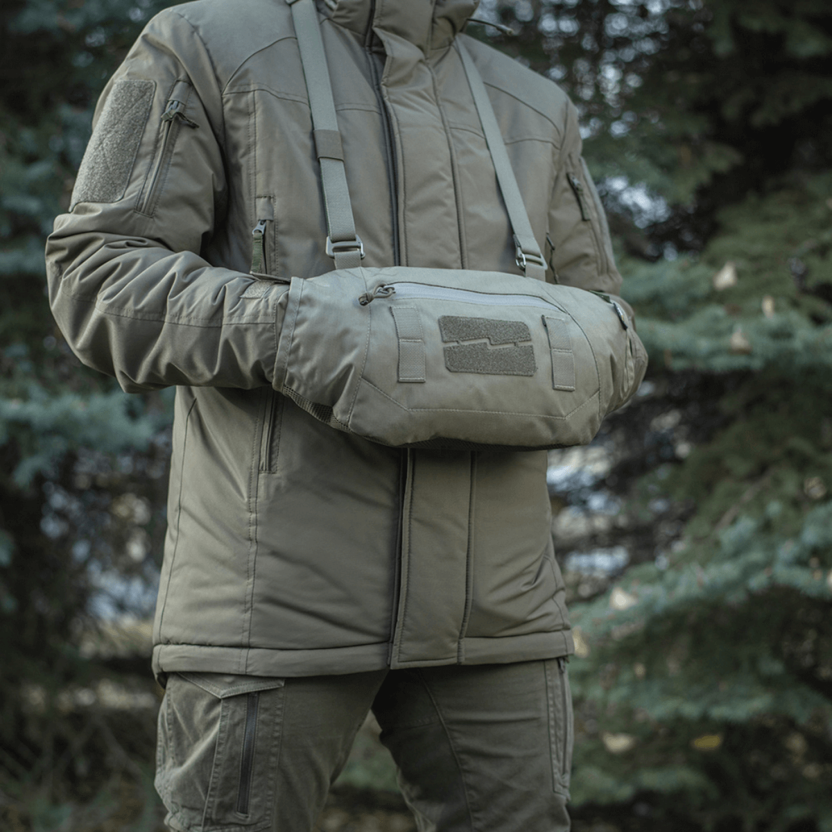 Henkilö käyttää M-Tac Taktisk Håndvarmer Eliteä kylmässä säässä; Cordura 500D ja pehmeä Polartec-fleecevuori