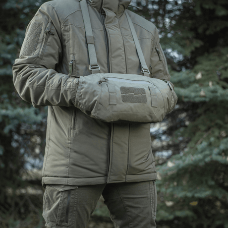 Henkilö käyttää M-Tac Taktisk Håndvarmer Eliteä kylmässä säässä; Cordura 500D ja pehmeä Polartec-fleecevuori
