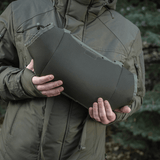 Henkilö pitää M-Tac Taktisk Håndvarmer Eliteä kestävästä Cordura-kankaasta, fleecevuorella ja G-Loft-eristyksellä, sopii kylmään säähän