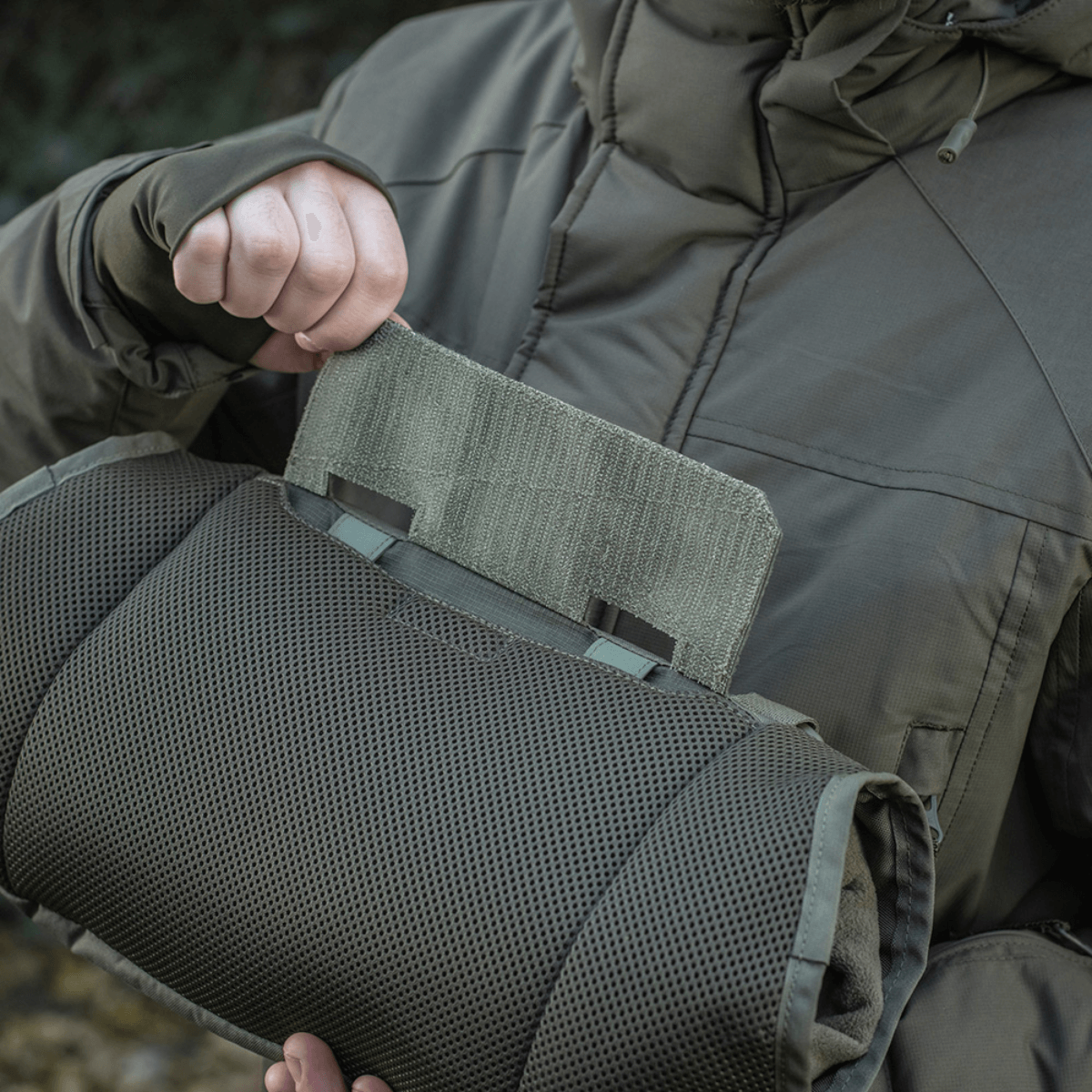Henkilö käyttää M-Tac Taktisk Håndvarmer Eliteä Cordurasta ja fleecevuorella pysyäkseen lämpimänä kylmässä säässä
