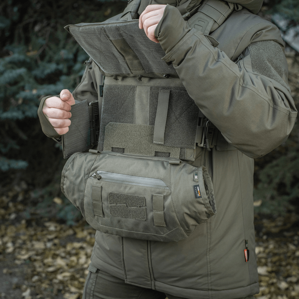 M-Tac Taktisk Håndvarmer Elite käytössä kylmissä olosuhteissa, valmistettu kestävästä Cordura 500D:stä ja pehmeällä Polartec-fleecevuorella