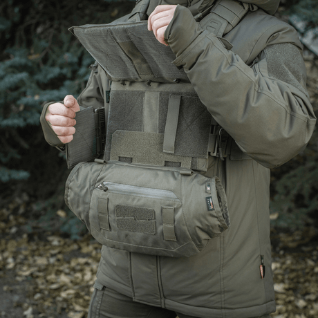 M-Tac Taktisk Håndvarmer Elite käytössä kylmissä olosuhteissa, valmistettu kestävästä Cordura 500D:stä ja pehmeällä Polartec-fleecevuorella