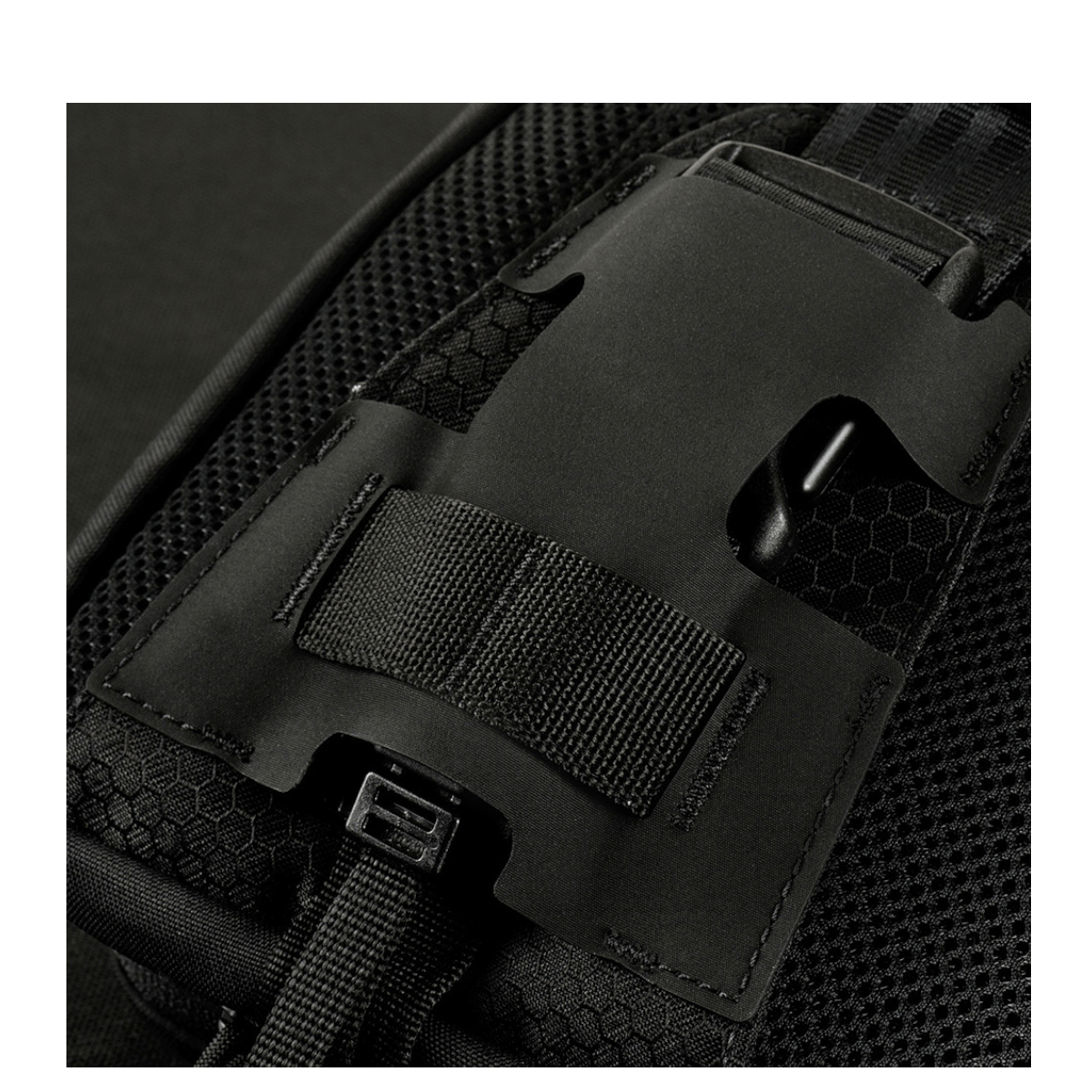 Yksityiskohta M-Tac Sling Pistoltaske Elite Hexistä, säädettävä olkahihna ja Cordura-materiaali.