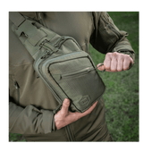 M-Tac Sling Pistoltaske Elite Hex käytössä, mukava ja tyylikäs laukku Cordura-materiaalista ja säädettävällä olkahihnalla.