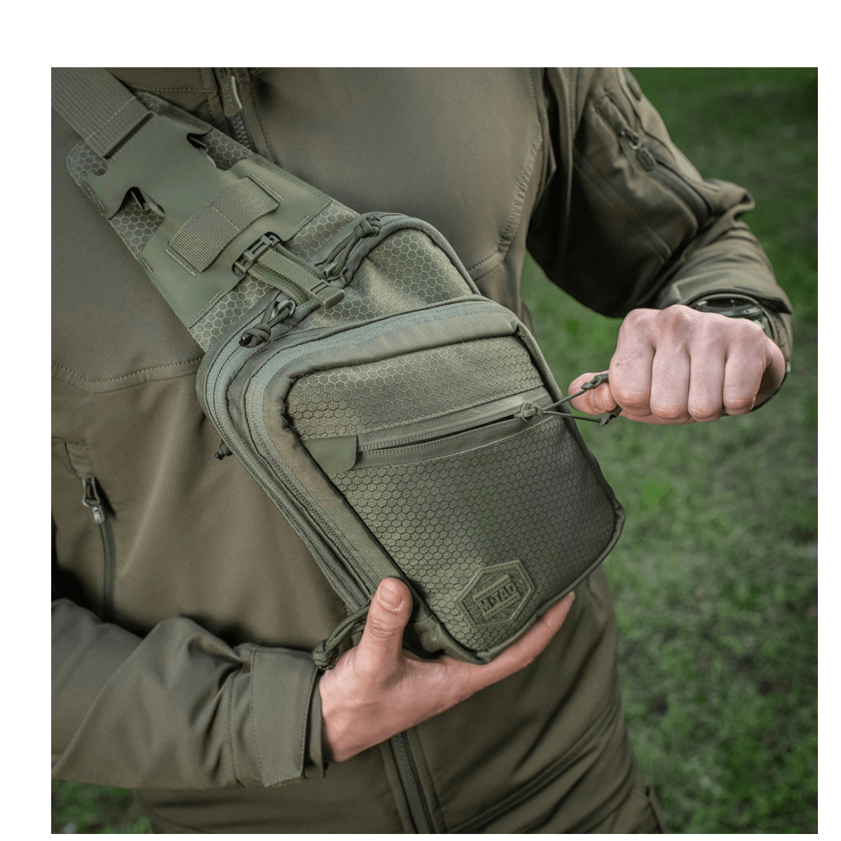 M-Tac Sling Pistoltaske Elite Hex käytössä, mukava ja tyylikäs laukku Cordura-materiaalista ja säädettävällä olkahihnalla.