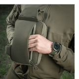 M-Tac Sling Pistoltaske Elite Hex käytössä, näyttää kestävyyttä ja mukavuutta.