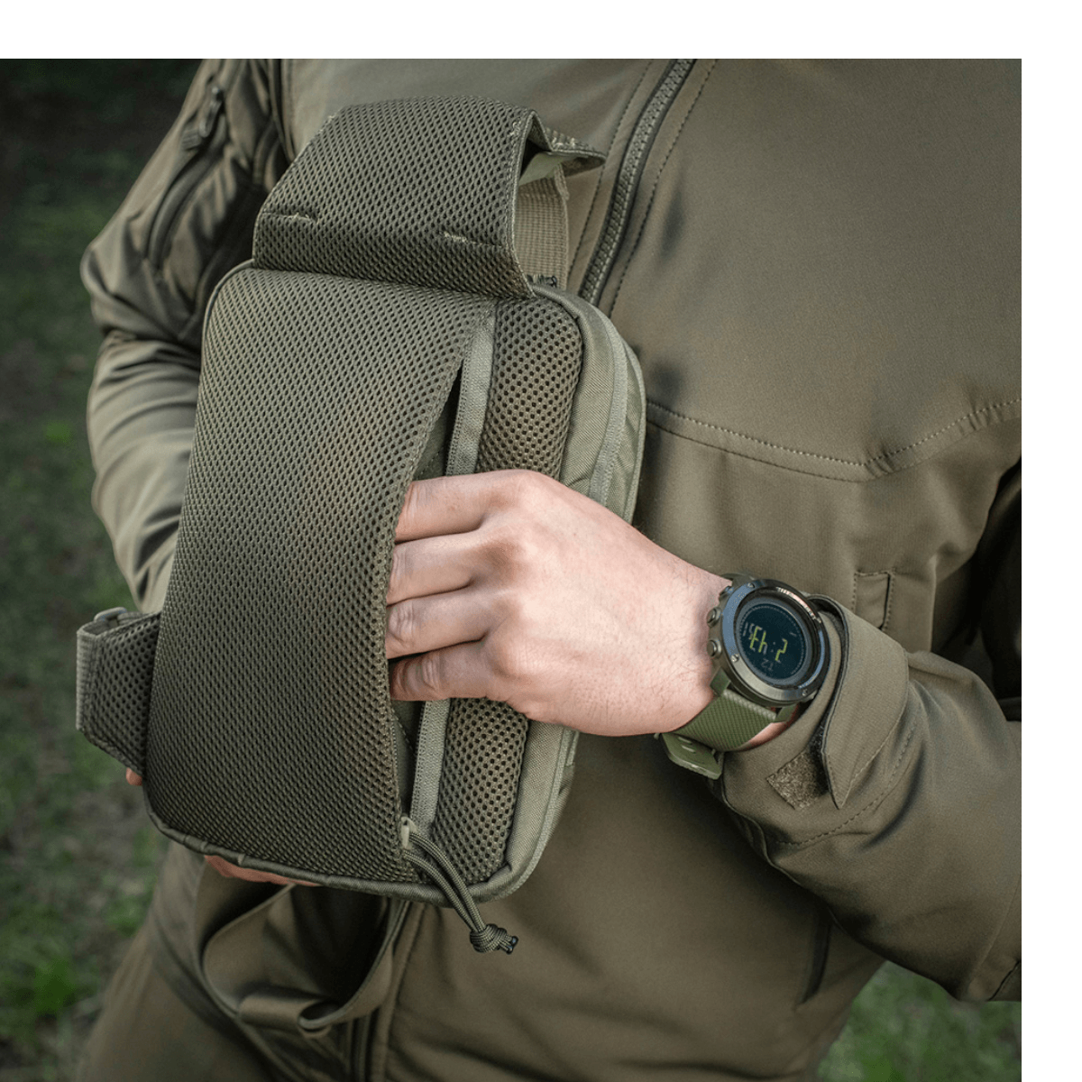 M-Tac Sling Pistoltaske Elite Hex käytössä, näyttää kestävyyttä ja mukavuutta.