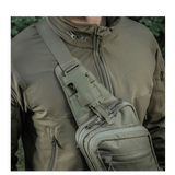 M-Tac Sling Pistoltaske Elite Hex käytössä, olalla kantamana säädettävän hihnan ja pikakiinnityksen kanssa, valmistettu Cordura 1000D:stä ja Hex-kankaasta.