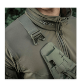 M-Tac Sling Pistoltaske Elite Hex käytössä säädettävällä olkahihnalla ja soljella, sopii piilotettuun aseen kantamiseen mukavasti.