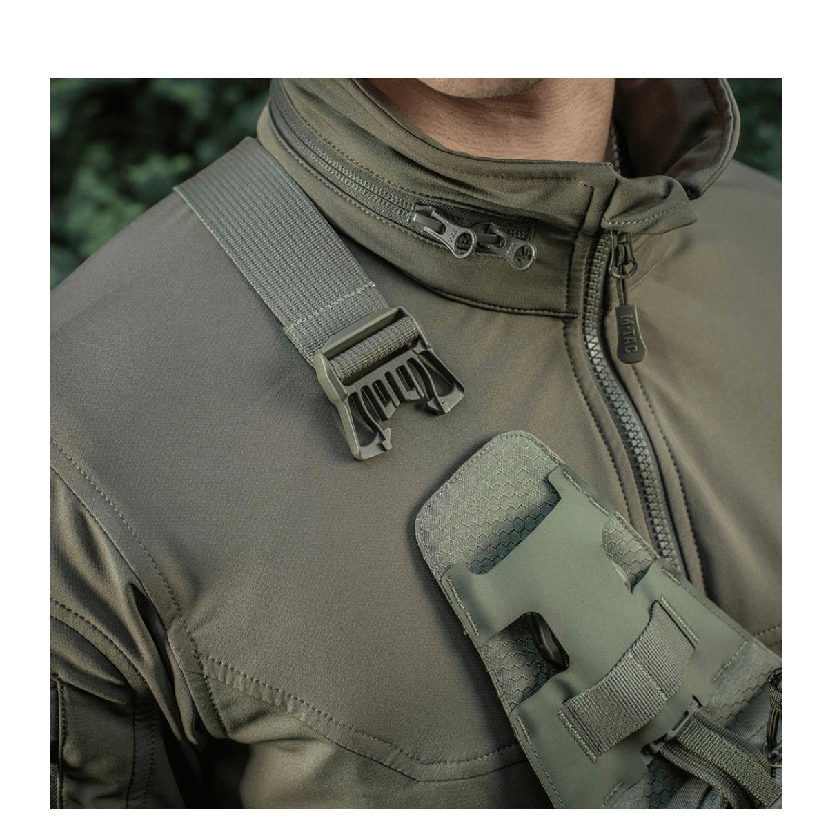 M-Tac Sling Pistoltaske Elite Hex käytössä säädettävällä olkahihnalla ja soljella, sopii piilotettuun aseen kantamiseen mukavasti.