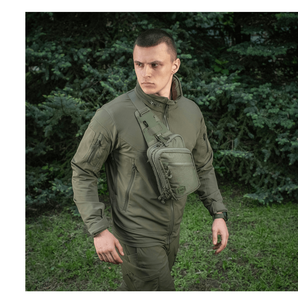 M-Tac Sling Pistoltaske Elite Hex henkilön kantamana ulkoilmassa, näyttää laukun muotoilun ja monipuolisuuden.