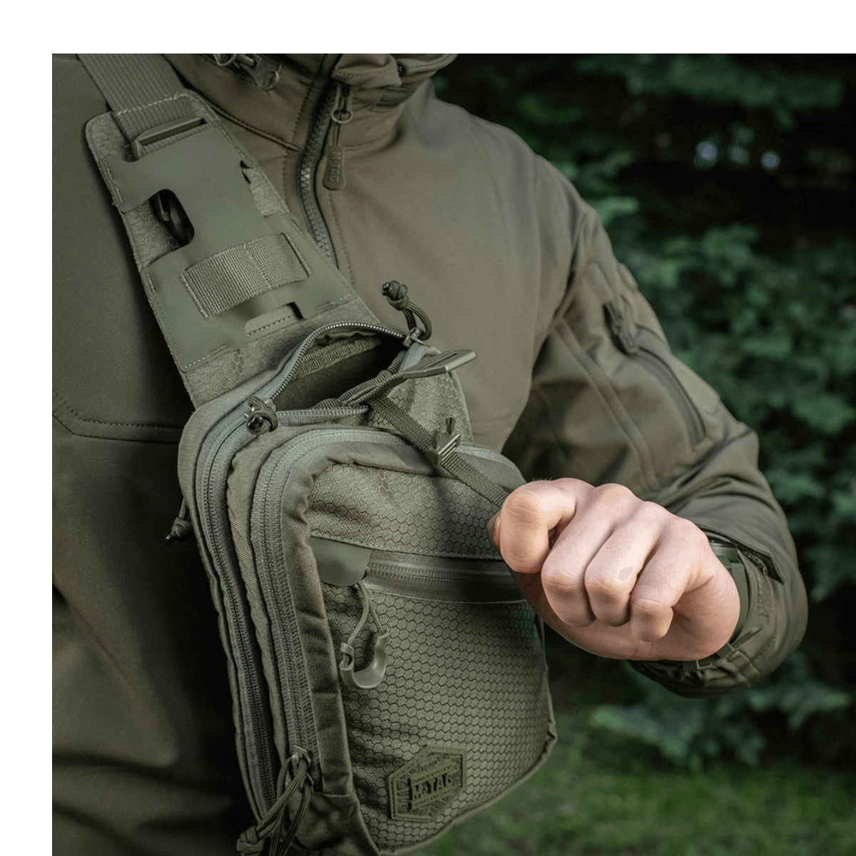 M-Tac Sling Pistoltaske Elite Hex säädettävällä olkahihnalla henkilöllä ulkoilmassa.
