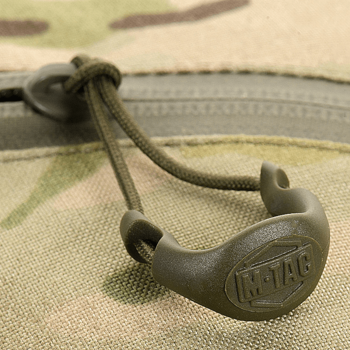Lähikuva M-Tac Sling Pistoltaske Elite Hexin vetoketjusta, näyttää kestävän Cordura 1000D -materiaalin.