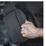 M-Tac Sling Pistoltaske Elite Hex käytössä säädettävällä olkahihnalla ja tilavilla osastoilla, valmistettu Cordura-materiaalista.