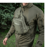 M-Tac Sling Pistoltaske Elite Hex henkilön kantamana luonnossa.