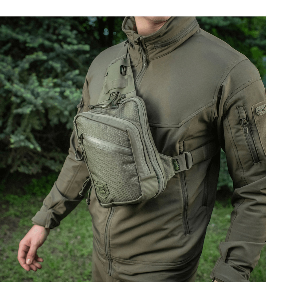 M-Tac Sling Pistoltaske Elite Hex henkilön kantamana luonnossa.
