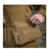 M-Tac Admin-laukku Elite kestävästä Cordura-materiaalista, YKK-vetoketjut, nähty henkilöllä ulkoilmassa