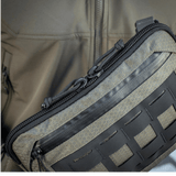 M-Tac Admin-laukku Elite lähikuvassa, korostaa Cordura 500D -materiaalia ja YKK-vetoketjuja