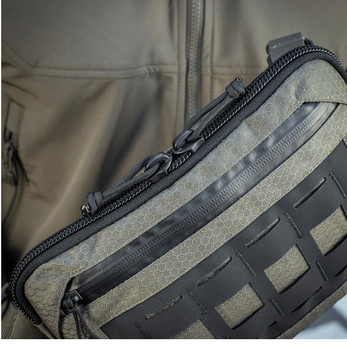 M-Tac Admin-laukku Elite lähikuvassa, korostaa Cordura 500D -materiaalia ja YKK-vetoketjuja