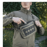 M-Tac Admin-laukku Elite käytössä henkilöllä takissa, valmiina nopeaan käyttöön, valmistettu kestävästä Cordura 500D:stä ja Cordura Hexistä