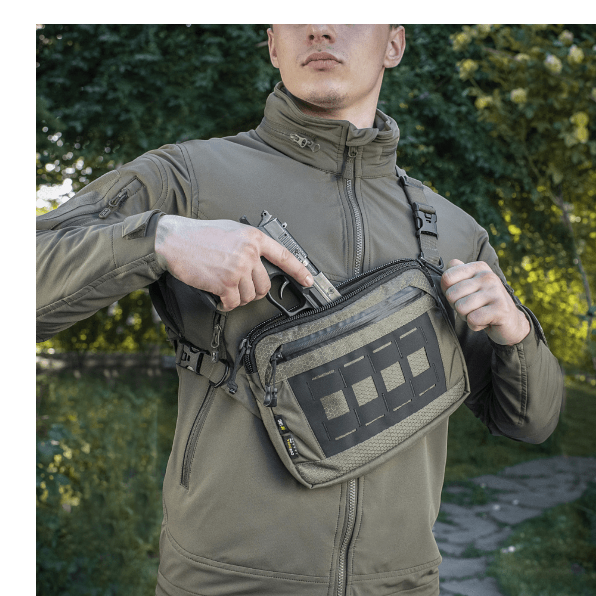 M-Tac Admin-laukku Elite käytössä henkilöllä takissa, valmiina nopeaan käyttöön, valmistettu kestävästä Cordura 500D:stä ja Cordura Hexistä