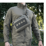 M-Tac Admin-laukku Eliteä kantaa henkilö metsässä, valmistettu kestävästä Cordura 500D:stä ja Hexistä, laadukkaat vetoketjut