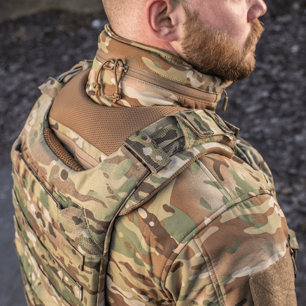 M-Tac olkapääpehmuste Plate Carrier Cuirass QRS:lle parannettuun mukavuuteen ja painonjakoon hengittävällä materiaalilla, nähty takaa.