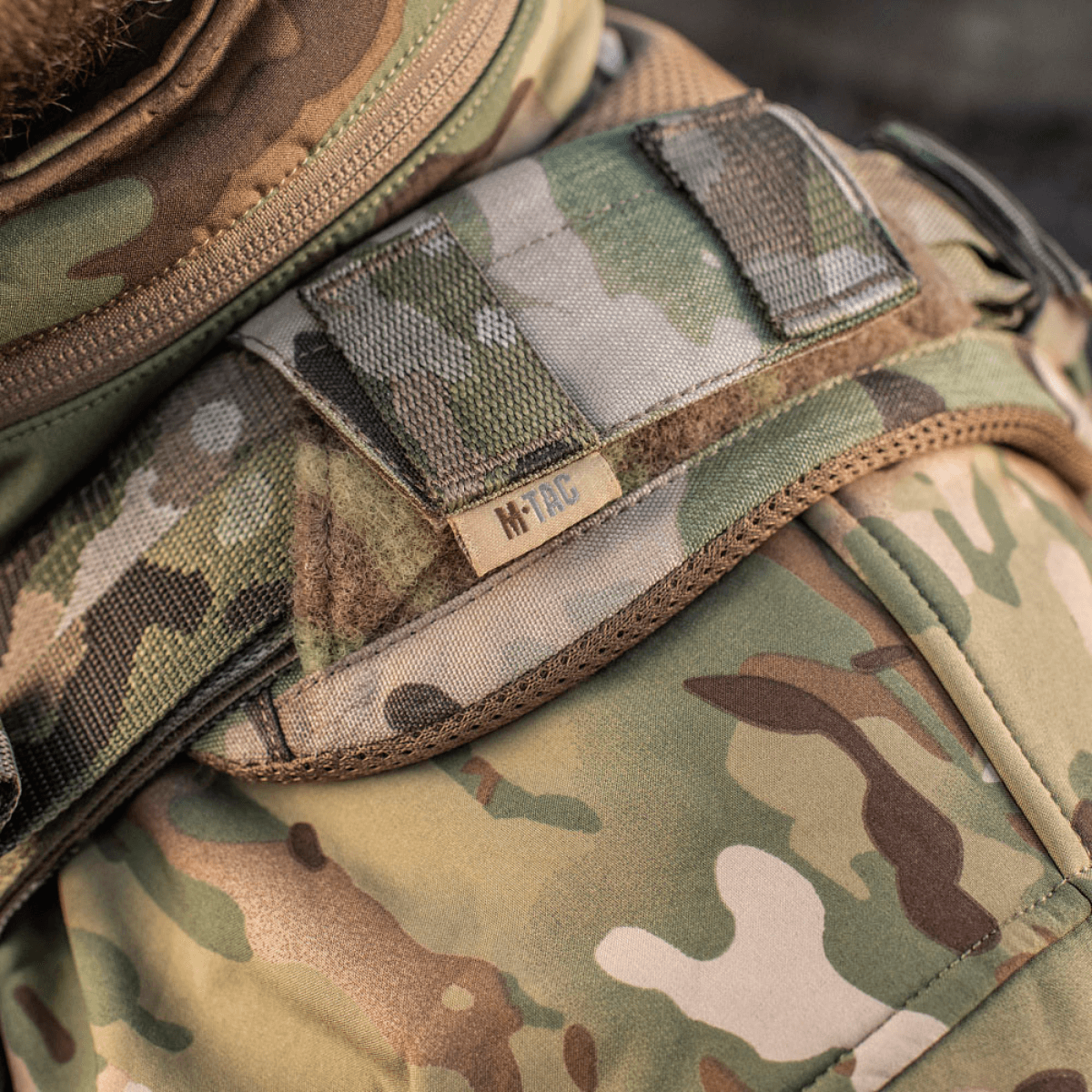 M-Tac olkapääpehmuste Plate Carrier Cuirass QRS:lle camo-kuosissa, lisää mukavuutta ja painonjakoa, valmistettu kestävästä Cordura-kankaasta.
