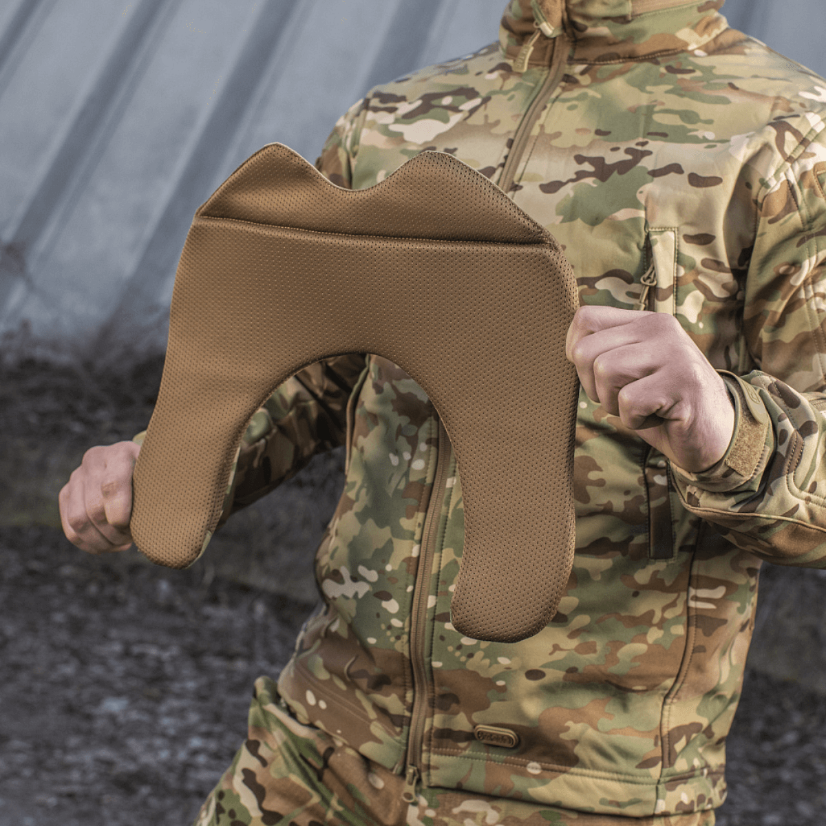 M-Tac olkapääpehmuste Plate Carrier Cuirass QRS:lle kestävästä Cordura-kankaasta, paremman painonjaon ja mukavuuden vuoksi.