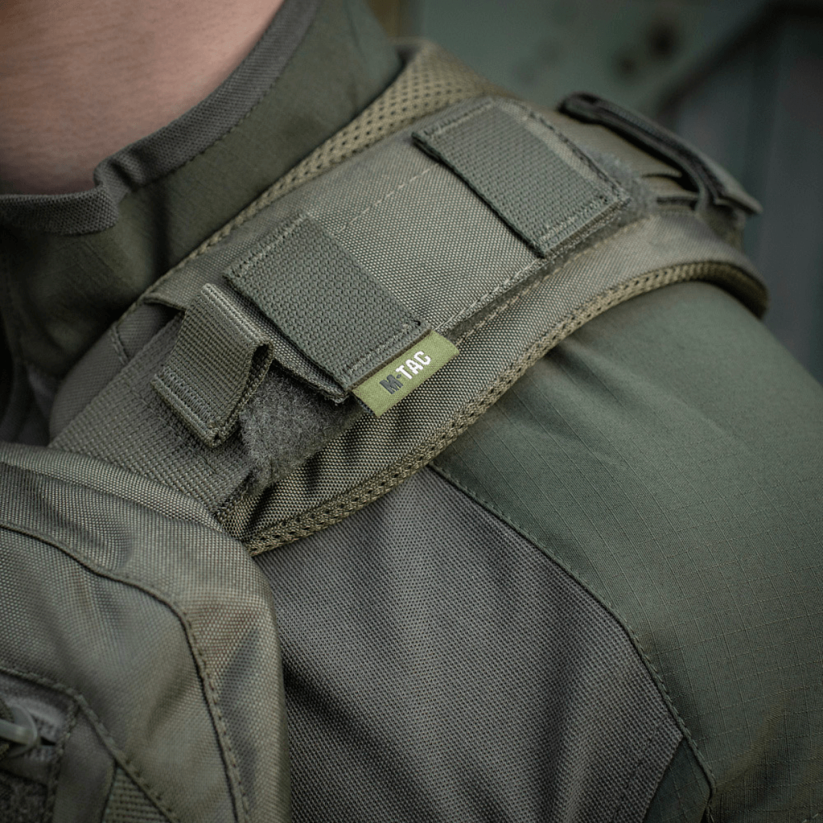 M-Tac olkatyyny Plate Carrier Cuirass QRS Cordurassa ja 3D-meshillä, kiinnitetty kantajan olkapäälle mukavuuden lisäämiseksi