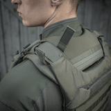 M-Tac olkatyyny Plate Carrier Cuirass QRS asennettuna sotilaan olkapäälle mukavuuden ja painonjakauman parantamiseksi