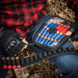 Henkilö istuu ulkona M-Tac Utility Organizer Slim Eliten kanssa täynnä patruunoita, valmistettu Cordura 500D:stä