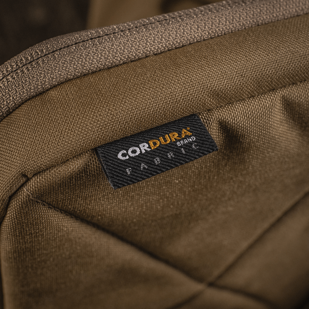 M-Tac Utility Organizer Slim Elite lähikuva Cordura 500D:n kestävästä kankaasta turvallista säilytystä ja järjestelyä varten