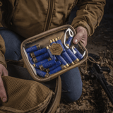 M-Tac Utility Organizer Slim Elite näyttää läpinäkyvän etuseinän sisällön luonnonympäristössä, Cordura 500D-rakenne