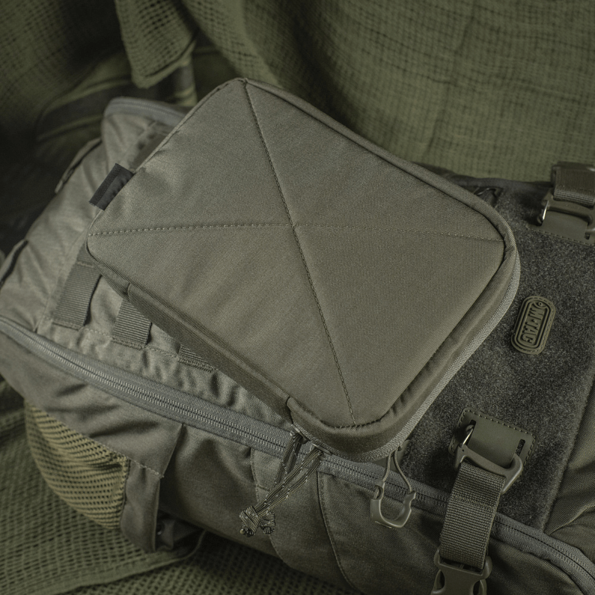 M-Tac Utility Organizer Slim Elite repussa, valmis EDC-sarjalle ja tarvittavien esineiden säilytykseen.