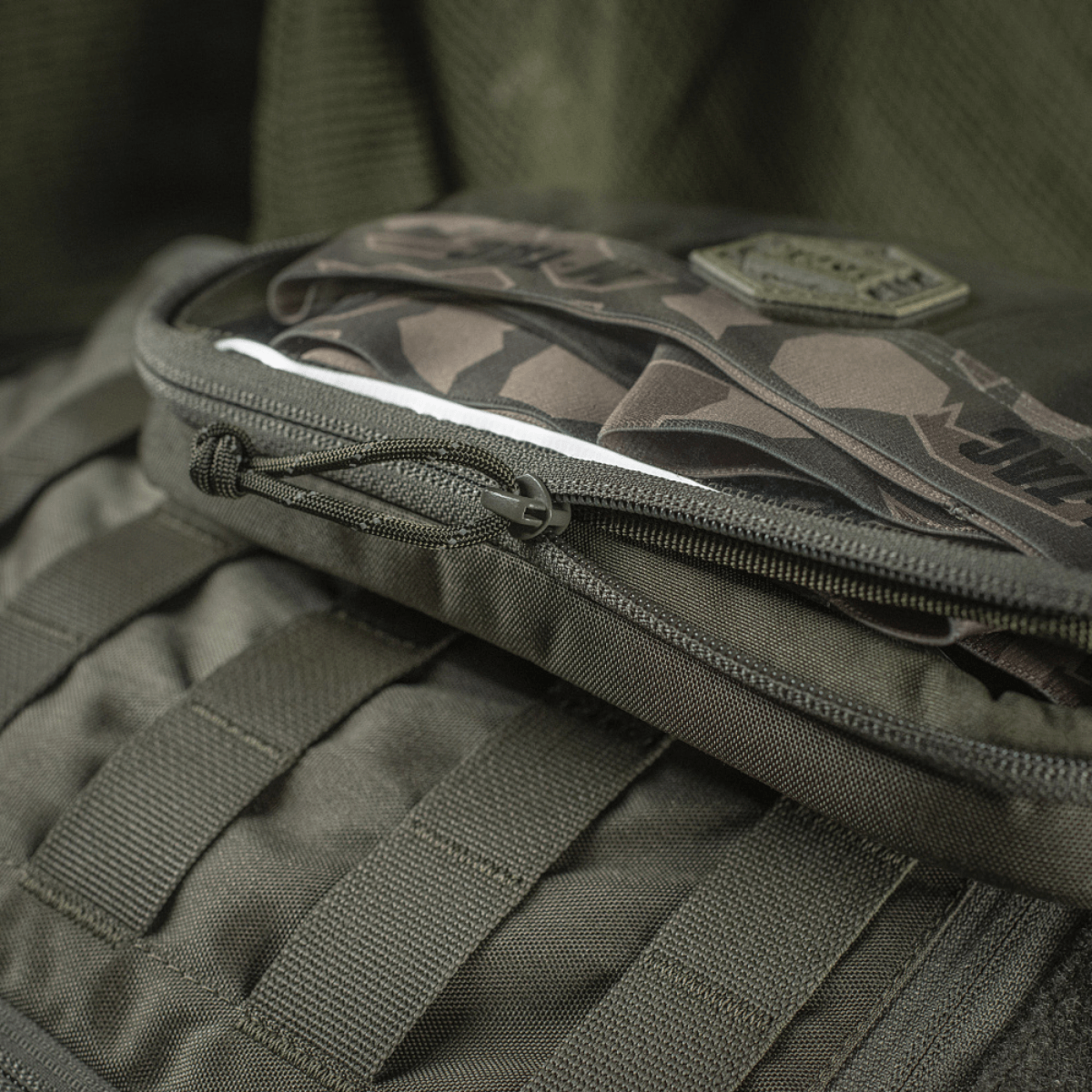 M-Tac Utility Organizer Slim Elite kestävästä Cordura 500D:stä läpinäkyvällä PVC-kalvolla ja sisäisellä Velcro-seinällä turvalliseen säilytykseen.