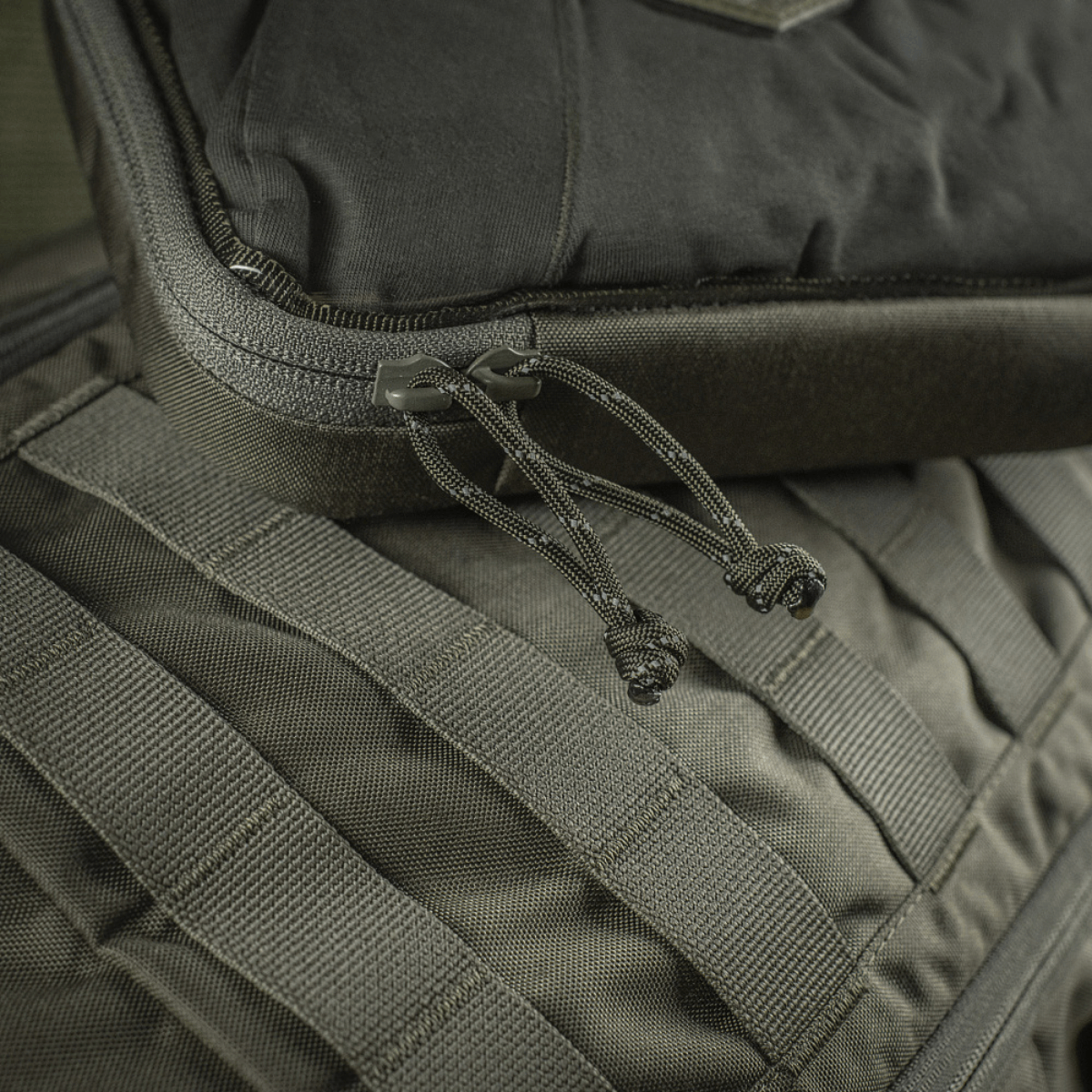 M-Tac Utility Organizer Slim Elite Cordura 500D:stä, kestävä vetoketju ja taktiilinen muotoilu turvalliseen säilytykseen ja nopeaan pääsyyn.