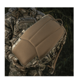 Sotilas kantaa M-Tac Mission Pack Elite -reppua, Cordura 1000D ja MOLLE LASER CUT-system tilan laajentamiseen.
