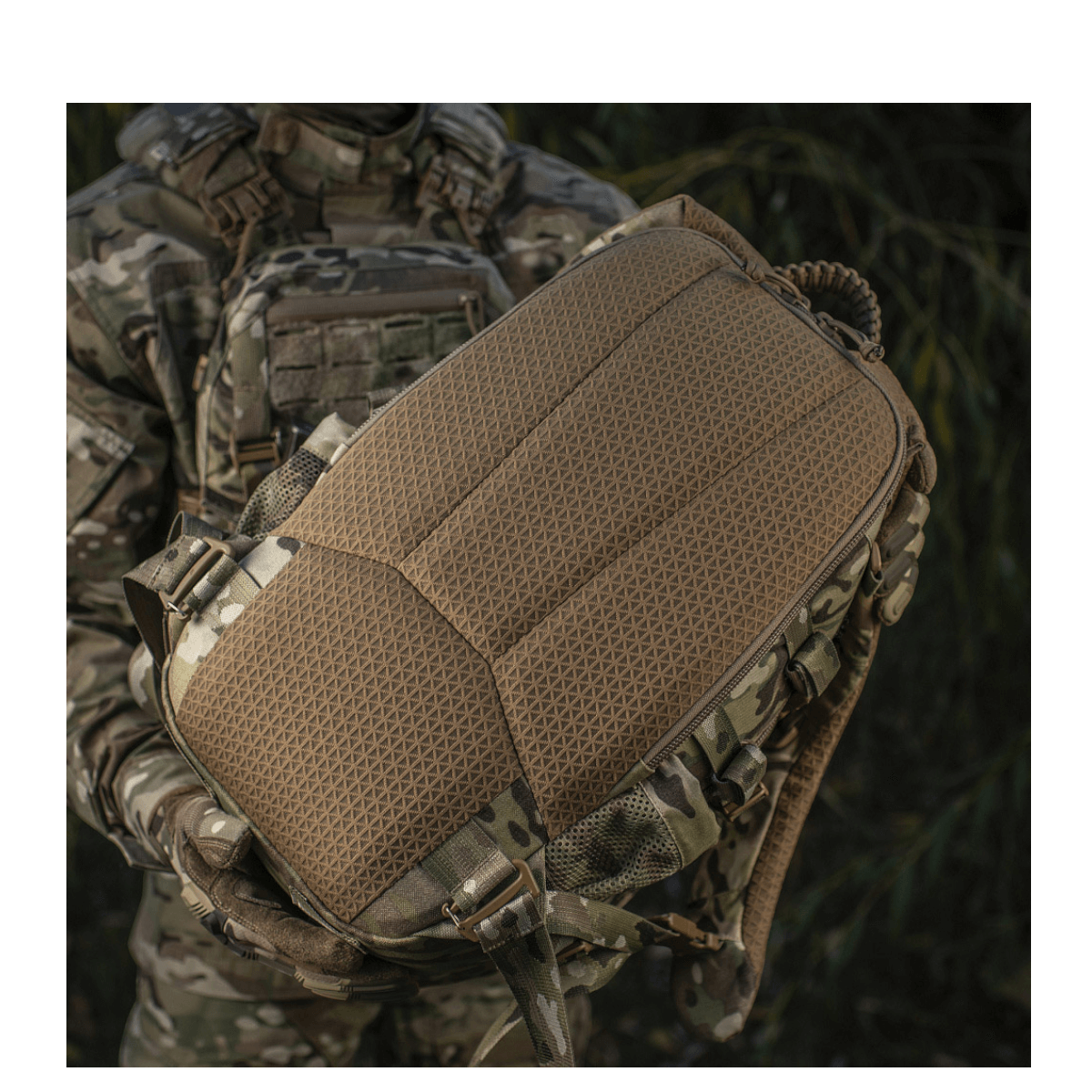 Sotilas kantaa M-Tac Mission Pack Elite -reppua, Cordura 1000D ja MOLLE LASER CUT-system tilan laajentamiseen.