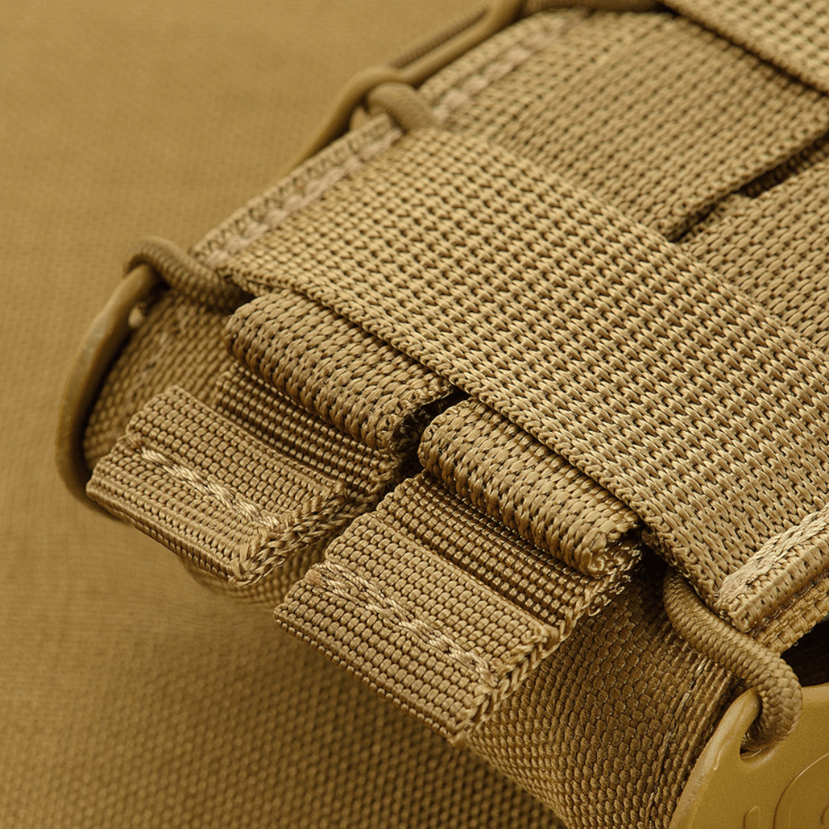 M-Tac lippastasku Kolchan AK/AR Miniille, kestävä Cordura, NIJ-sertifiointi, yksityiskohtainen lähikuva velcrosta ja ompeleista, galleria-asento 1.
