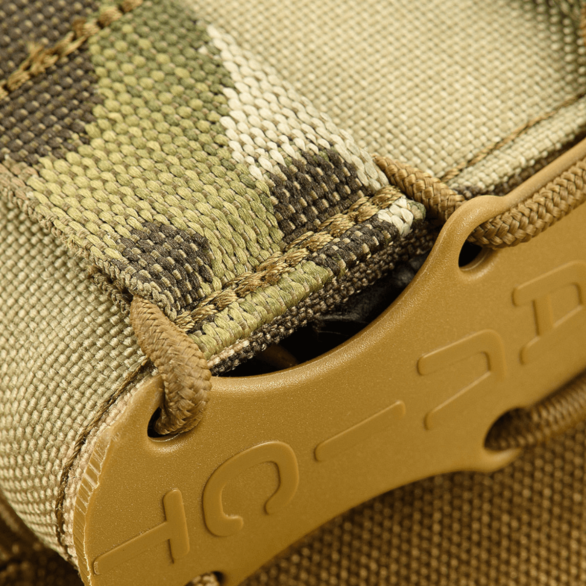 M-Tac lippastasku Kolchan AK/AR Miniille, kestävä Cordura, NIJ-sertifiointi, yksityiskohtainen näkemys materiaalista ja sulkimesta, galleria-asento 1.