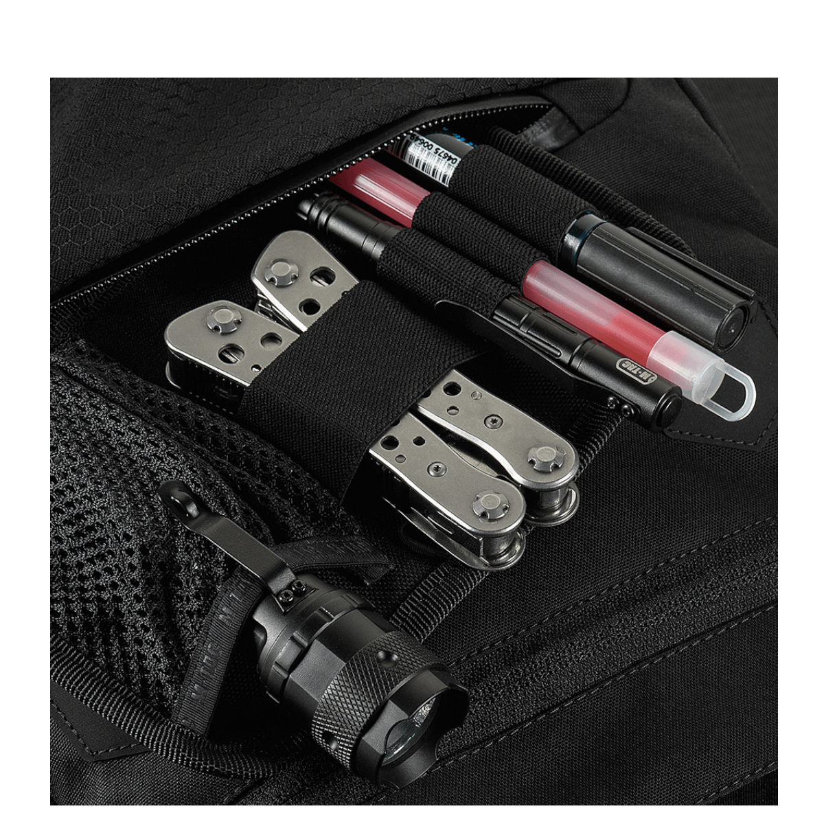 M-Tac Konvert Taske Elite, lähikuva taskuista joissa työkaluja ja välineitä, valmistettu Cordura-materiaalista.
