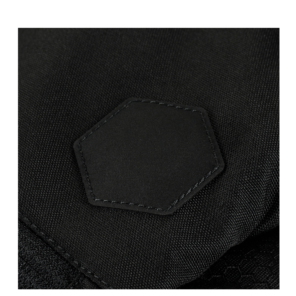 M-Tac Konvert Taske Elite, lähikuva laukun innovatiivisesta muotoilusta ja kuusikulmaisesta yksityiskohdasta, Cordura-materiaali.