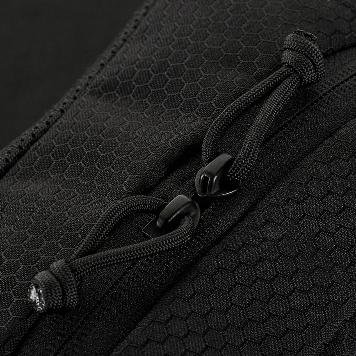 M‑Tac Bæltetaske Elite Hex YKK-vetoketjuilla tiiviissä mustassa Cordura-kankaassa, korostaa laatua ja kestävyyttä arki- ja taktiseen käyttöön.