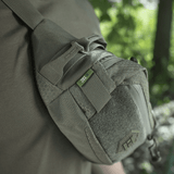 M‑Tac Bæltetaske Elite Hex Cordura 500D päällä mallilla. Kompakti laukku arkeen, vesitiivis vetoketju ja tarrapaneeli.