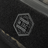 M‑Tac Elite Hex -vyölaukku Hex-logolla ja taktillisella muotoilulla, lähikuva mustasta Cordura-kankaasta ja vedenpitävästä vetoketjusta.