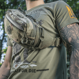 M‑Tac Elite Hex -vyölaukku miehellä camo-kuosissa, sopiva taktiseen varustukseen ja päivittäiseen käyttöön, valmistettu Cordura-materiaalista.