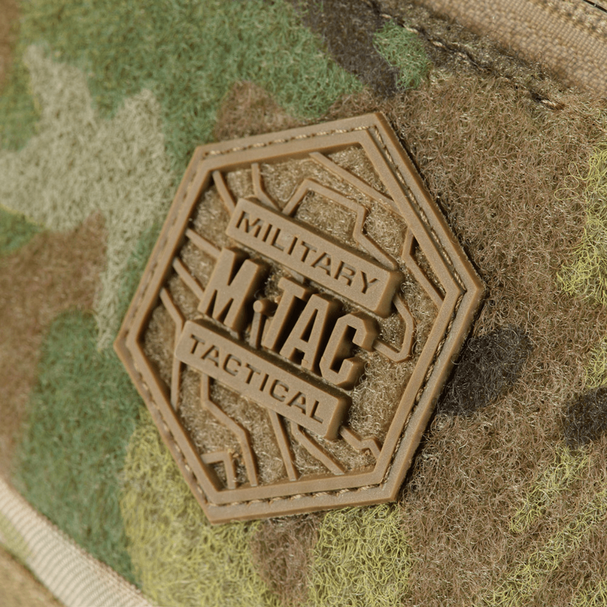 M‑Tac Elite Hex -logo camo-Cordura-materiaalissa, lähikuva taktisesta merkistä laukussa.