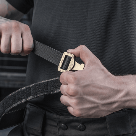 M-Tac taktinen vyö Cobra-lukolla henkilön yllä, valmistettu tukevasta nylon-webbingistä luotettavalla Austrialpin-lukolla.