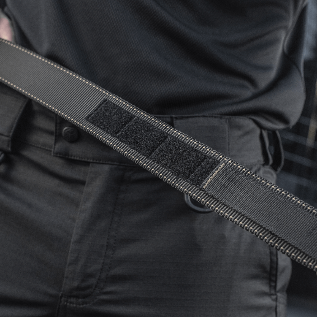 M-Tac taktinen vyö Cobra-lukolla käytössä, valmistettu kulutusta kestävästä nylon-webbingistä, sopii sotilaallisille ja ampujille.